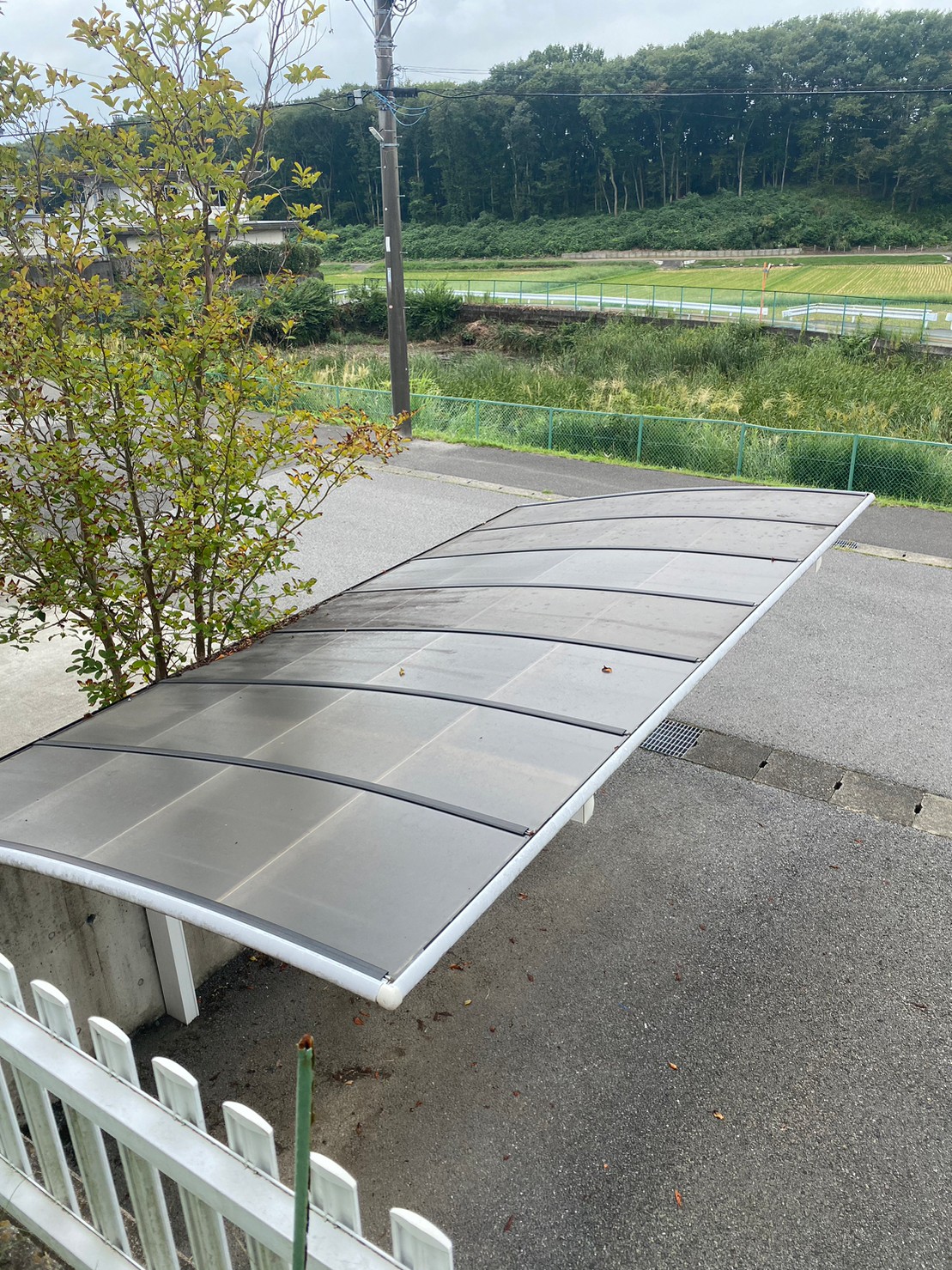 台風や雹が原因でガレージに停めていた車に被害があった！火災保険は使える？？解説します！ - エミール